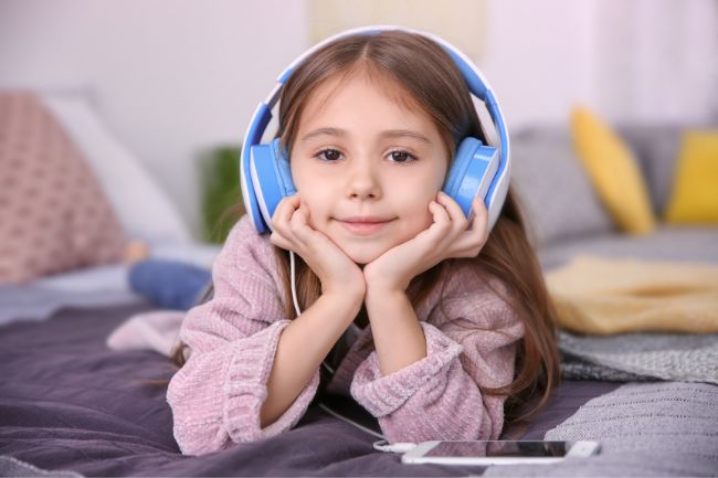 Criança com fone de ouvido